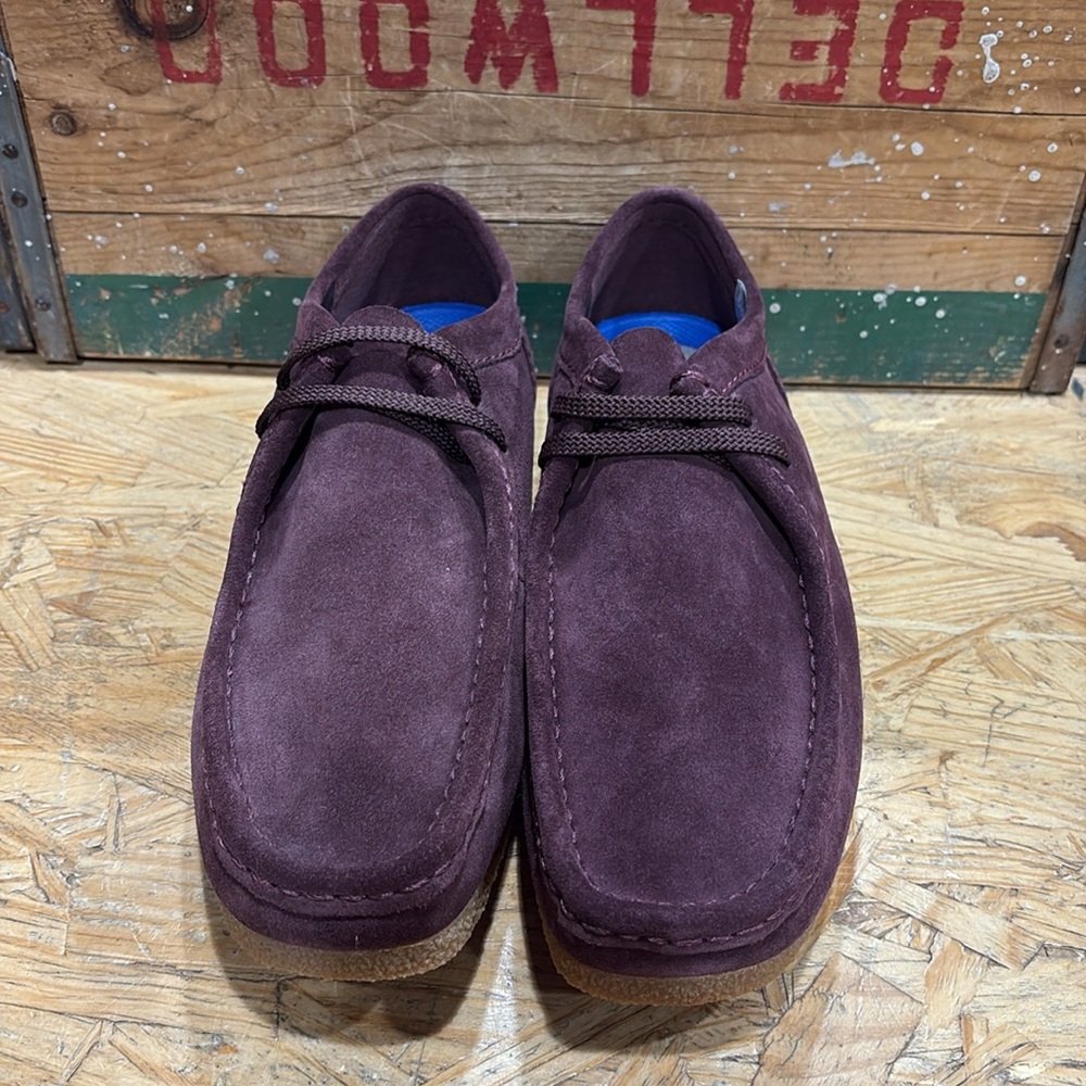 Brand new unworn burgundy suede low discontinued Clarks. - Picture 2 of 4